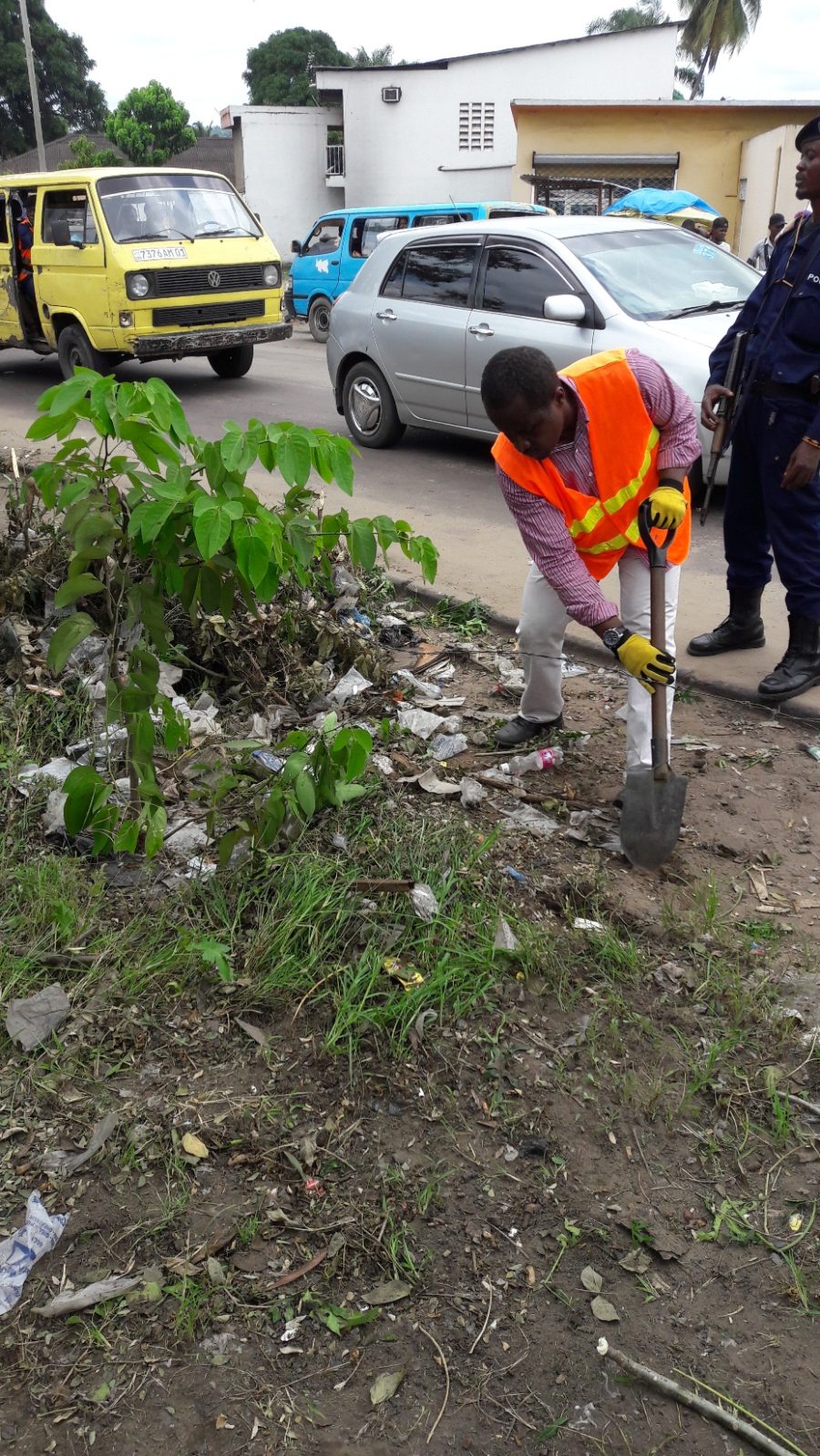 Te Litho Tenge Didier — Travaux dassainissement dans le quartier jamaique nganda  mars 2017 (Assainissement)