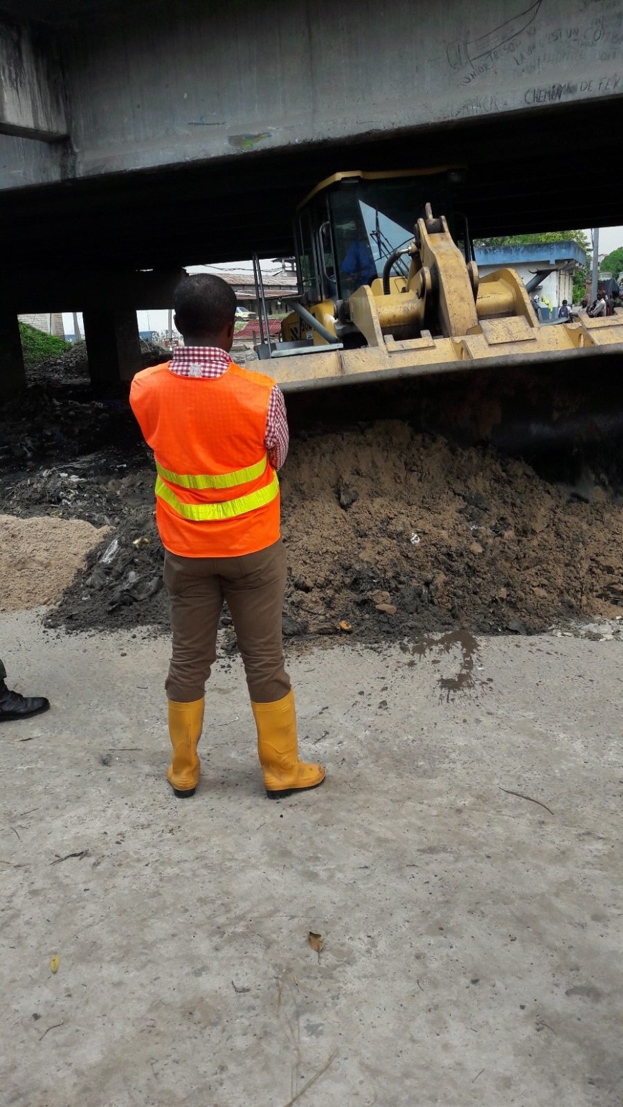 Te Litho Tenge Didier — Travaux sous le pont lunda bululu 19 mai 2017 (Urbanisme)