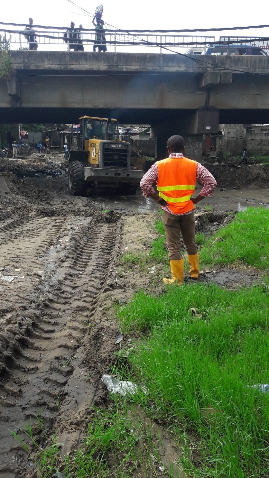 Te Litho Tenge Didier — Travaux sous le pont lunda bululu 19 mai 2017 (Urbanisme)