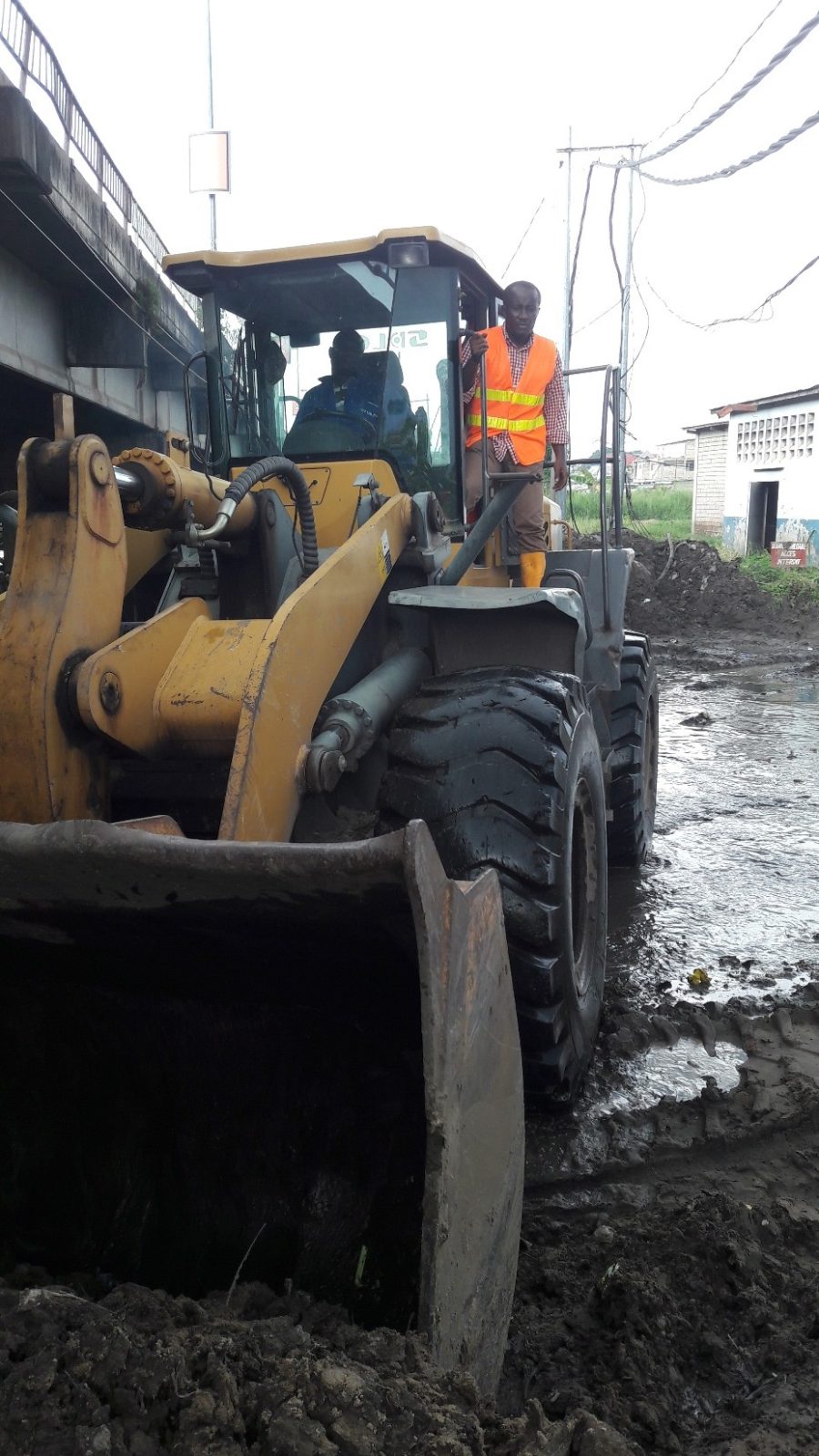 Te Litho Tenge Didier — Travaux sous le pont lunda bululu 19 mai 2017 (Urbanisme)