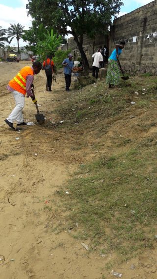 Te Litho Tenge Didier — Travaux dassainissement dans le quartier jamaique nganda  mars 2017 (Assainissement)