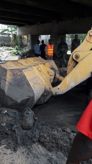 Te Litho Tenge Didier — Travaux sous le pont lunda bululu 19 mai 2017 (Urbanisme)